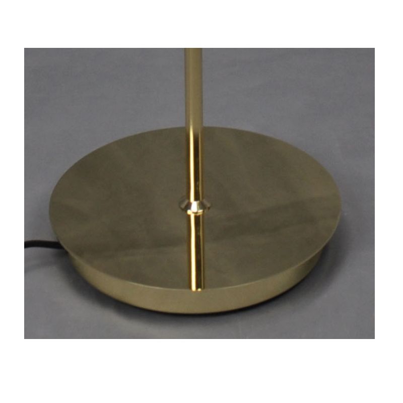 Staande lamp met metalen kap en verstelbare functie