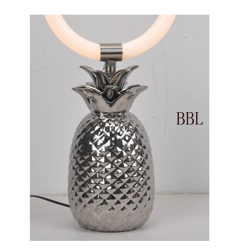 LED-tafellamp met keramische ananaslampvoet en acrylring