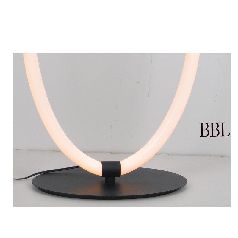 LED-tafellamp met ovale acrylbuis