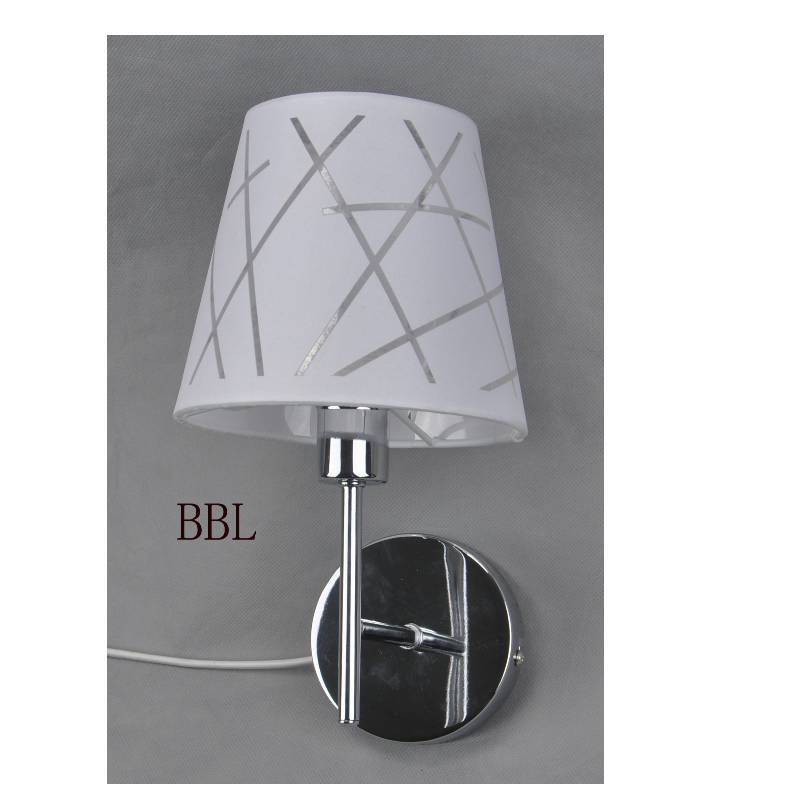 Een wandlamp met een textielschaduw