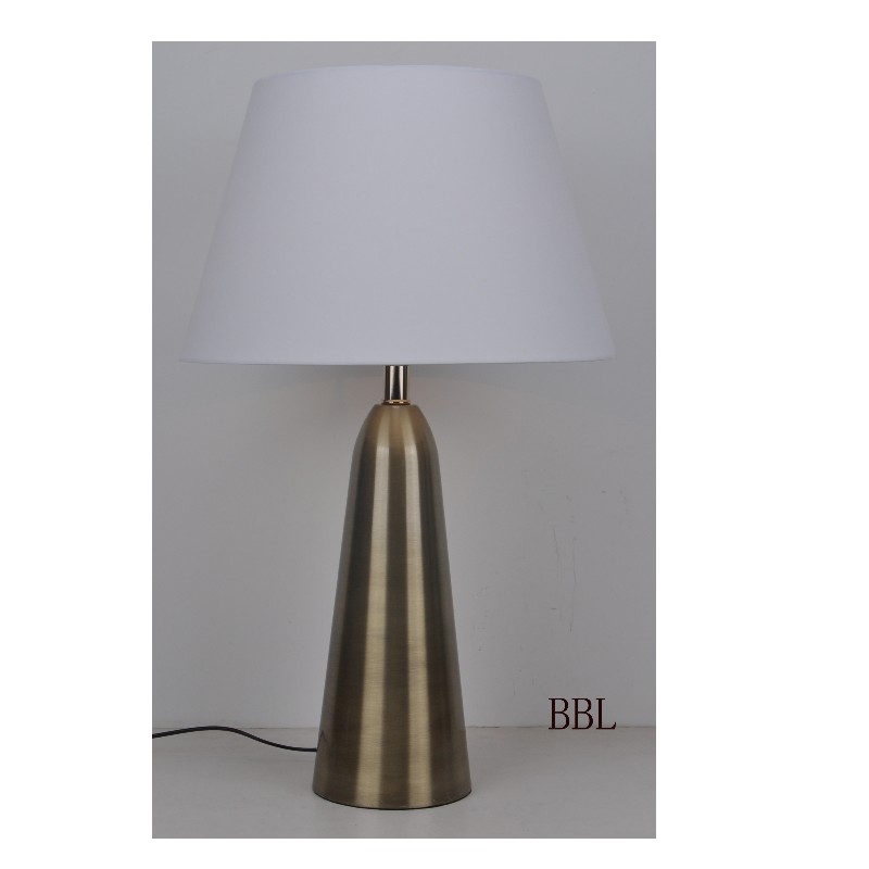 Kogeltafel lamp met kegelstof schaduw