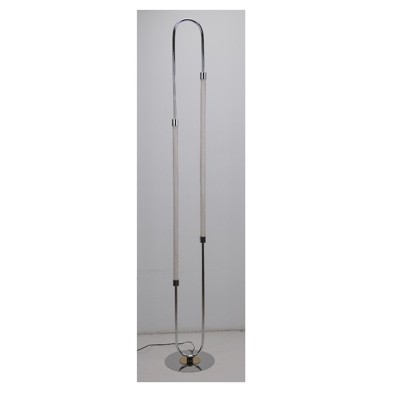 led vloerlicht met ovale lampvoet en acrylbuis