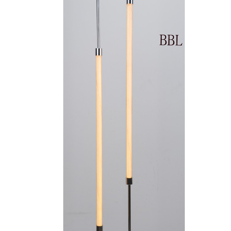 led vloerlicht met ovale lampvoet en acrylbuis
